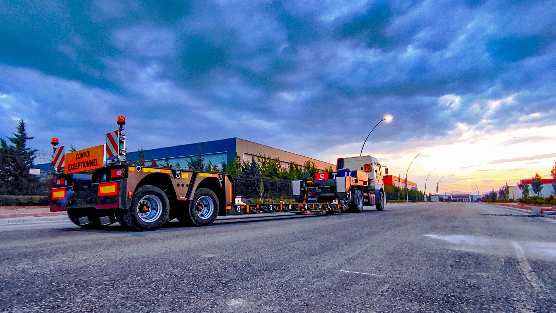 Transport niskopodwoziowy i platformowy – przewóz gabarytów specjalistycznymi naczepami